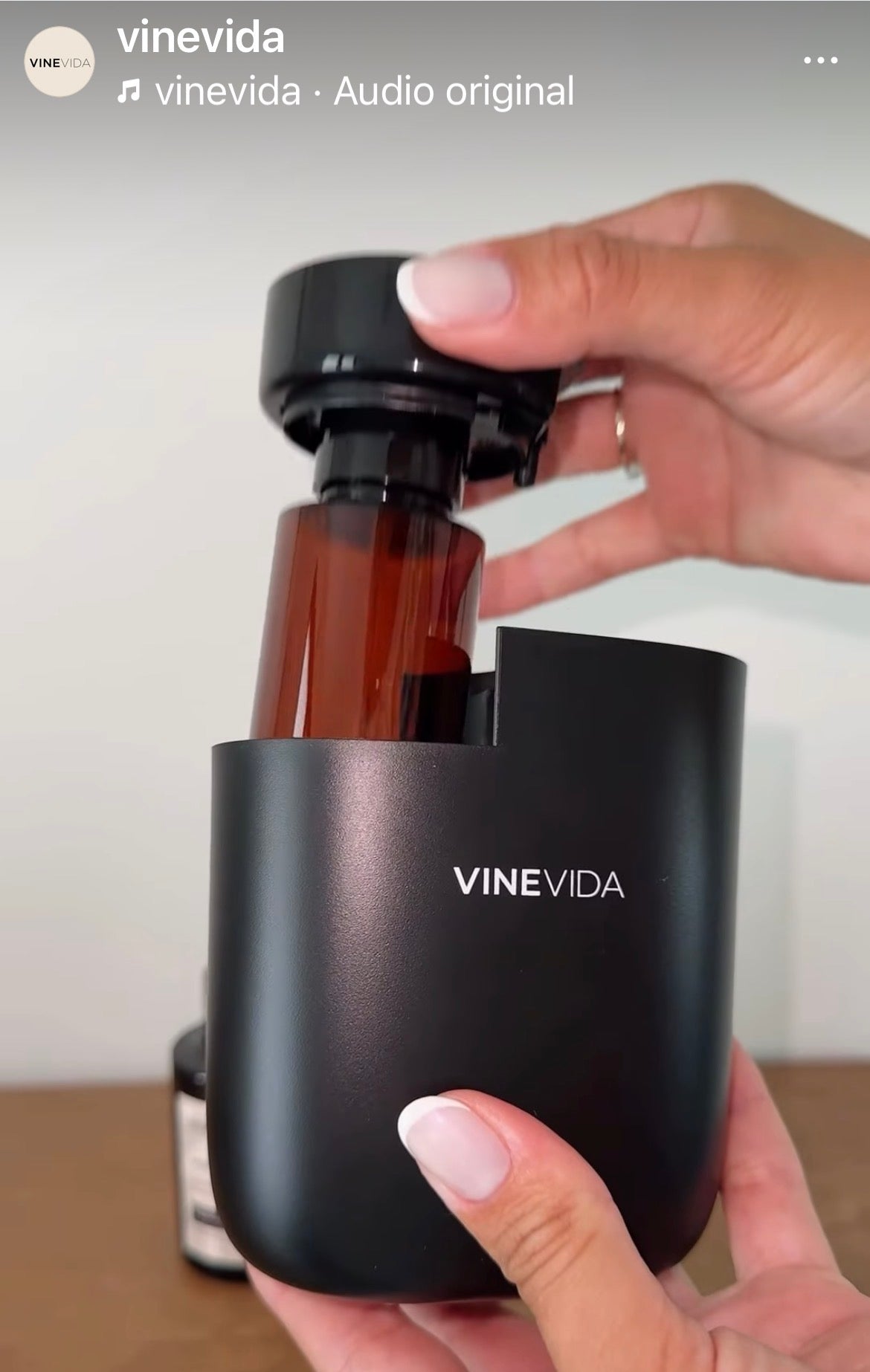 DIFUSOR ELÉCTRICO DE PARED PLUG IN NEGRO